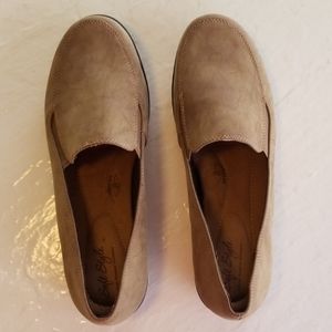 Hush Puppies loafer Soft Style size 9